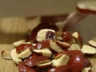 6、山药红枣糕,红枣切成小块，去掉里面的核