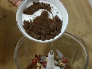 7、山药红枣糕,同样放入搅泥机，红枣里不放砂糖，来点养生的红糖，如果没有可以就用砂糖，再加适量清水，或者牛奶也可以