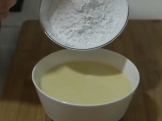 9、山药红枣糕,接下来给两份泥都加入面粉，250克山药泥加入等量250克的面粉，搅拌成糊状，要搅拌到无颗粒状态才行