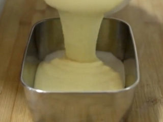 11、山药红枣糕,找一个容器，容器底部最好铺上一层油纸，可以方便脱模，没有油纸的话，可以少量涂抹一点油。先倒入一半山药糊糊