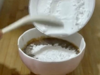 10、山药红枣糕,红枣泥中加入30克的面粉，教程无颗粒糊状