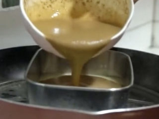 13、山药红枣糕,然后倒入红枣糊，同样大火蒸三分钟