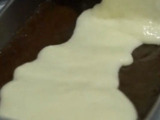 14、山药红枣糕,最后再倒入一层山药泥，大火蒸三分钟后，继续蒸10分钟。