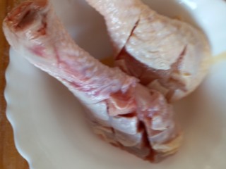 2、自制炸鸡腿,用力划开肉，深一点，方便入味，也容易熟