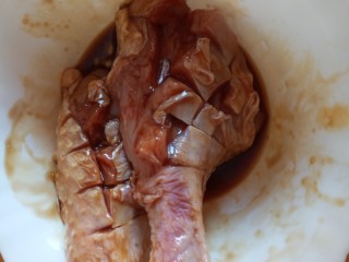 3、自制炸鸡腿,加好友生抽盐，用力抓匀腌制一小时