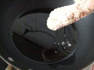 11、自制炸鸡腿,油锅中火炸熟。