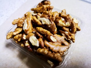 1、酥的掉渣核桃酥,核桃或者花生剥仁,量随着自己手头方便。烤箱150度10分钟。熟核桃仁可以不烤