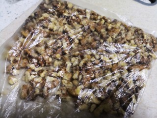 2、酥的掉渣核桃酥,核桃仁找保鲜袋装起