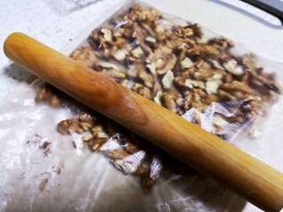 3、酥的掉渣核桃酥,擀面杖砸碎