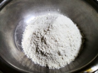 4、酥的掉渣核桃酥,面粉过筛