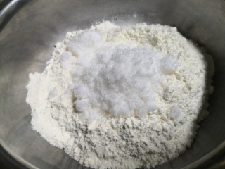 5、酥的掉渣核桃酥,放白糖