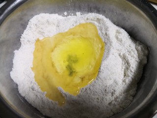 7、酥的掉渣核桃酥,打入鸡蛋清,玉米油