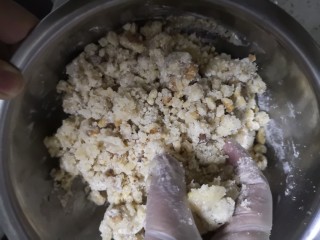 8、酥的掉渣核桃酥,用手抓着和面。