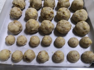 11、酥的掉渣核桃酥,我做了两种规格的。一个小小的,一个大大的