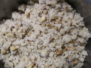 9、酥的掉渣核桃酥,像这样可以捏成团就行。