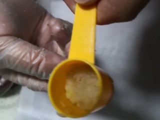 10、酥的掉渣核桃酥,拿手里有的小勺子做型。