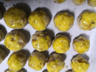 12、酥的掉渣核桃酥,面团上刷蛋黄液。