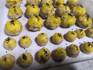 13、酥的掉渣核桃酥,撒上黑芝麻点缀