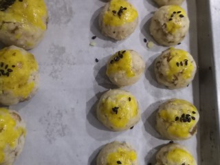 14、酥的掉渣核桃酥,放入烤箱160度烤20分钟。