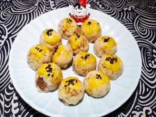 16、酥的掉渣核桃酥,有点像蛋黄酥吧。