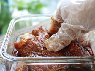 4、猪排饭,帮猪排“按摩”一下，腌制一个晚上