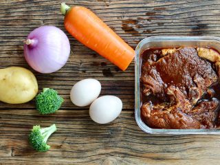 5、猪排饭,准备好食材和腌制好的猪排