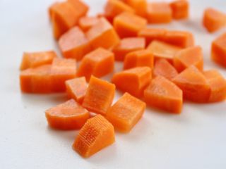 6、猪排饭,胡萝卜切丁