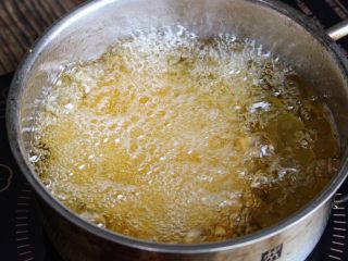 14、猪排饭,油温6成热时放入猪排炸至微黄捞出，等到油温升至8成热时再快速复炸一次即可。