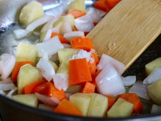 16、猪排饭,再加一勺盐，翻炒