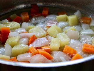 17、猪排饭,再倒入少许清水，炖至土豆变熟就可以了