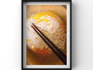 4、紫薯酸奶蒸蛋糕,将鸡蛋打散，倒入面粉搅拌均匀！