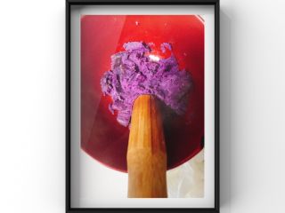 5、紫薯酸奶蒸蛋糕,蒸好的紫薯碾压成泥状！