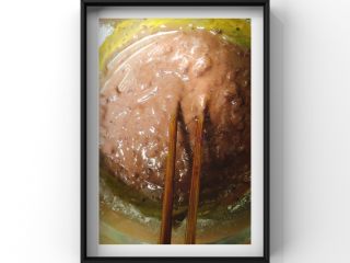 6、紫薯酸奶蒸蛋糕,将紫薯泥加入鸡蛋面糊中！