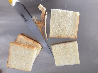 1、荷包蛋三明治,准备吐司片，边缘切掉