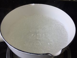 3、荷包蛋三明治,冷水倒入锅中，大火煮开