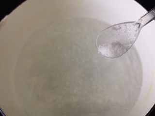 4、荷包蛋三明治,调成中小火，放入盐和醋