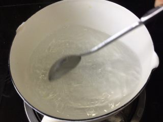 5、荷包蛋三明治,用大勺子在水中制造出大的漩涡（小心别烫着了）