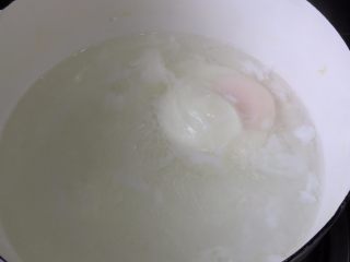 6、荷包蛋三明治,在漩涡中间倒入鸡蛋，让漩涡水整理好鸡蛋，中小火煮5-6分钟