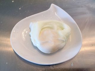 8、荷包蛋三明治,用漏勺捞起鸡蛋