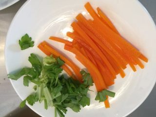 9、荷包蛋三明治,胡萝卜切细条，放入刚才的锅中煮熟，过一下冷开水