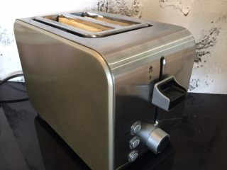 10、荷包蛋三明治,吐司片放入多士炉加热