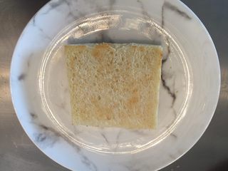 11、荷包蛋三明治,将吐司片平铺在盘中