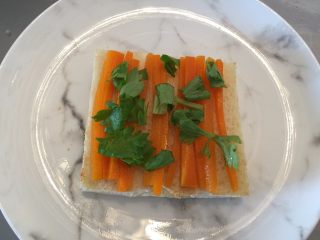 12、荷包蛋三明治,放上胡萝卜丝！芹菜叶（可换成自己喜欢的蔬菜）