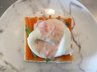 14、荷包蛋三明治,淋上酱汁