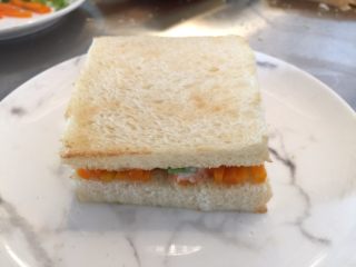 15、荷包蛋三明治,盖上另一片烤好的吐司片