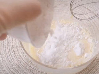 3、平底锅舒芙蕾,再加入低筋面粉，Z字型搅拌