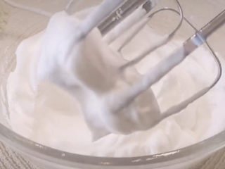 6、平底锅舒芙蕾,砂糖分三次加入打发至这样提起有尖角就好了