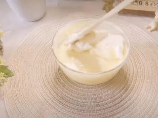 7、平底锅舒芙蕾,先取三分之一的蛋白到蛋黄液中搅拌均匀