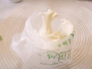 9、平底锅舒芙蕾,把搅拌好的蛋糕液装进裱花袋，没有裱花袋也可以用保鲜袋