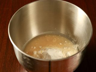 2、甜甜圈,混合除黄油外所有材料，启动揉面，起筋膜时加入黄油继续揉